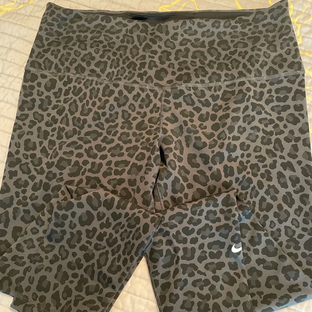 XL Nike leopard leggings
